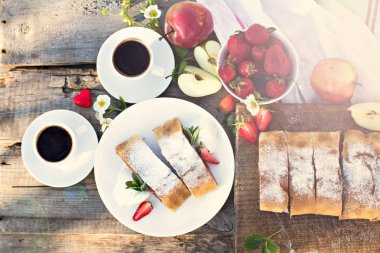 Strudel elma ve çilek ile.