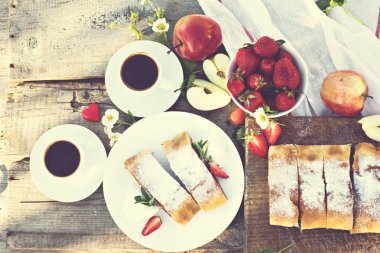 Strudel elma ve çilek ile.