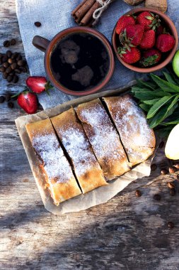 Strudel elma ve çilek ile.