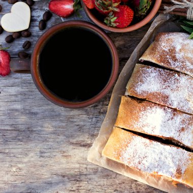 Strudel elma ve çilek ile.