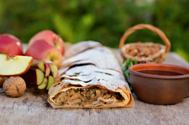 Elma, Ravent ve nane ile Strudel. 