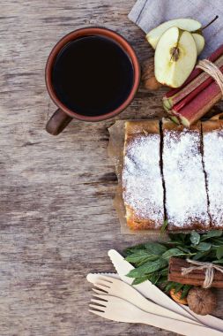 Elma, Ravent ve nane ile Strudel. 