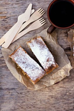 Elma, Ravent ve nane ile Strudel. 