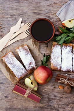 Elma, Ravent ve nane ile Strudel. 