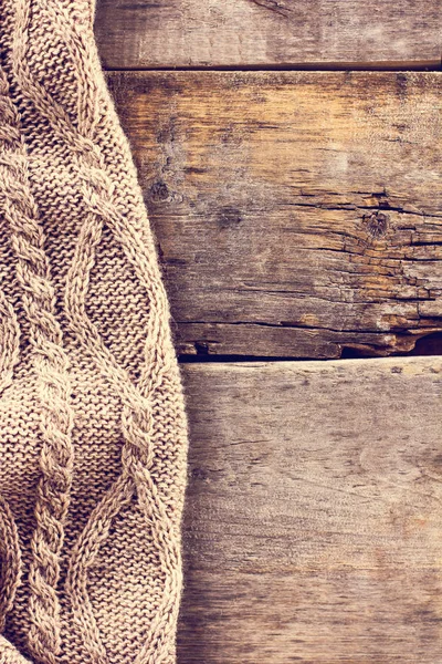 Xadrez de malha, suéter em velhas tábuas de madeira — Fotografia de Stock
