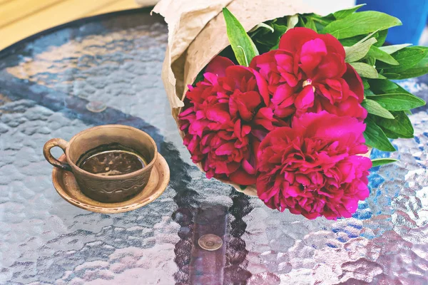 牡丹とエスプレッソのカップの花束 — ストック写真