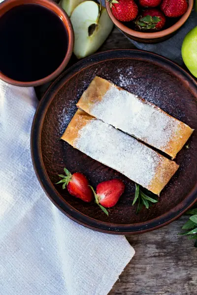 Strudel elma ve çilek ile.
