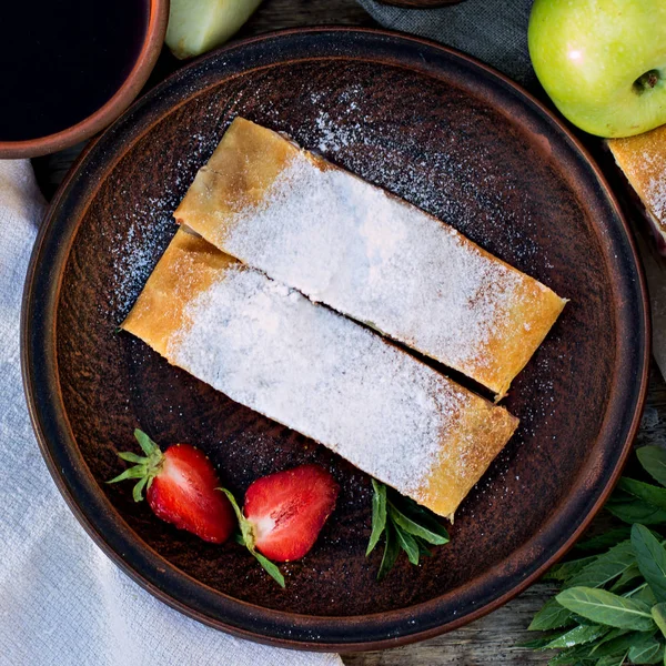 Strudel met appels en aardbeien. — Stockfoto