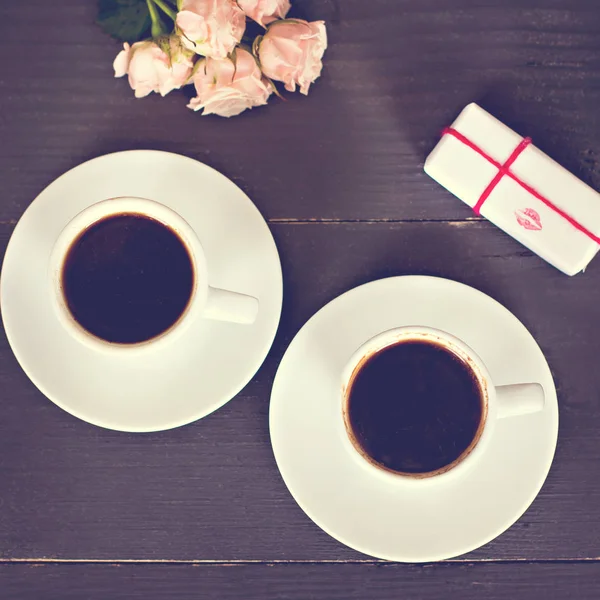 Koffie en hart, card op Valentijnsdag, gift, bloemen — Stockfoto