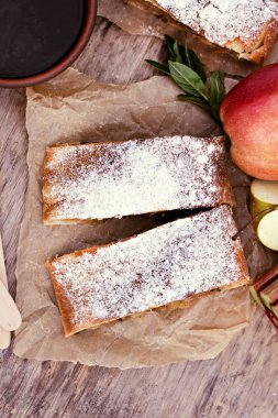 Elma, Ravent ve nane ile Strudel. 