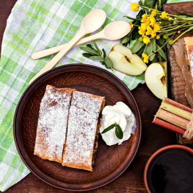 Elma, Ravent ve nane ile Strudel. 