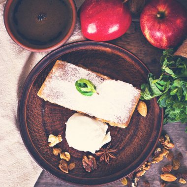 Elma ve fındık ile Strudel.