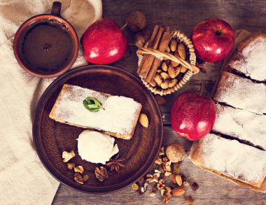 Elma ve fındık ile Strudel.