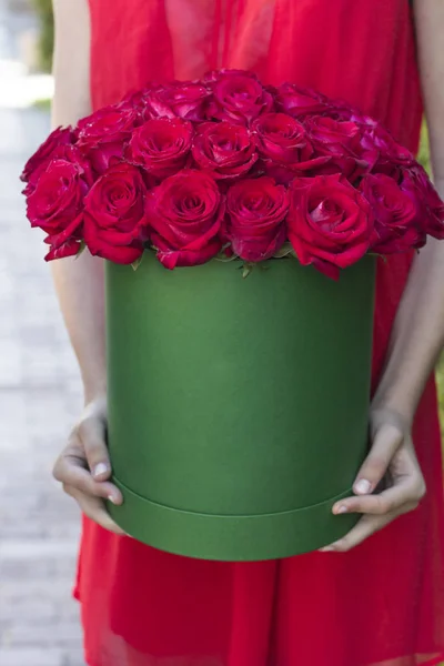 Ένα μπουκέτο από κόκκινα τριαντάφυλλα σε κουτί — Φωτογραφία Αρχείου