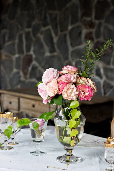 Hermoso ramo de rosas en un jarrón sobre la mesa . — Foto de Stock