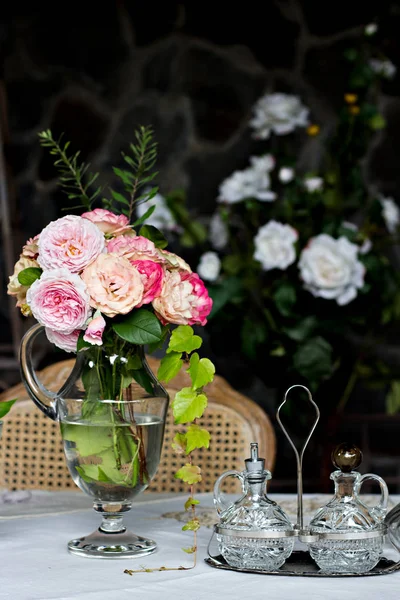 Hermoso ramo de rosas en un jarrón sobre la mesa . —  Fotos de Stock
