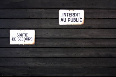 Dekoratif resimler, yazıtlar ile koyu ahşap duvar. Retro tasarımı.