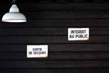 Dekoratif resimler, yazıtlar ile koyu ahşap duvar. Retro tasarımı.