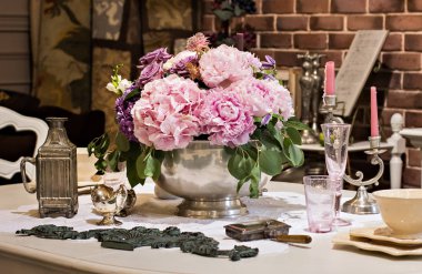 Ortanca. Masanın üzerine güzel bir buket.