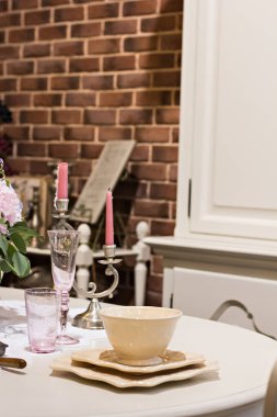 Tablo ayarı. Tabakları masaya festively koydu bir tablo.