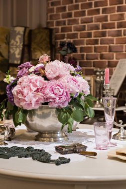 Ortanca. Masanın üzerine güzel bir buket.