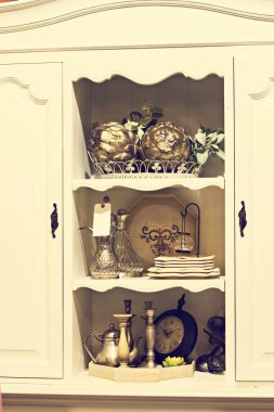 Raf dolap, büfe antika şeyler ile