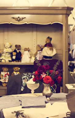 Güzel masada bir vazoda gül buketi.