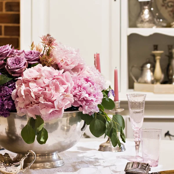 Hortensias. Un hermoso ramo sobre la mesa . —  Fotos de Stock