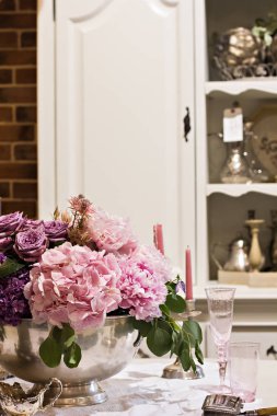 Ortanca. Masanın üzerine güzel bir buket.