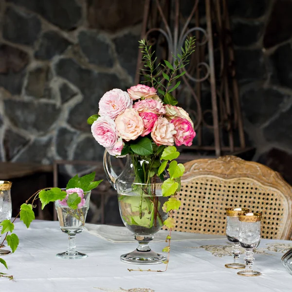 Mooi boeket rozen in een vaas op tafel. — Stockfoto