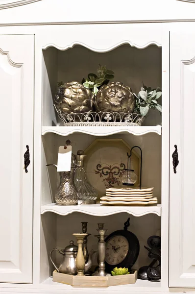 Raf dolap, büfe antika şeyler ile