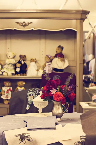 Vacker bukett av rosor i en vas på bordet. — Stockfoto