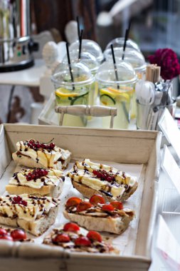 Limonata ve sandviç bir partide. Bir tablo ile atıştırmalıklar. 