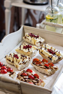 Limonata ve sandviç bir partide. Bir tablo ile atıştırmalıklar. 