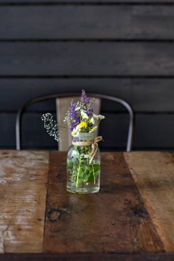Masada kır çiçekleri buketi. 