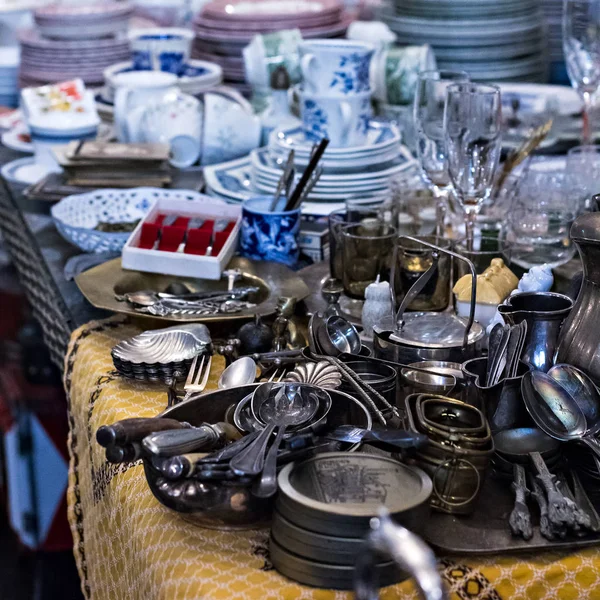 Gamla skedar och bestick på vintage marknaden. Försäljning av antikviteter på mässan — Stockfoto