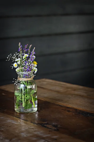 Un bouquet de fleurs sauvages sur la table . — Photo