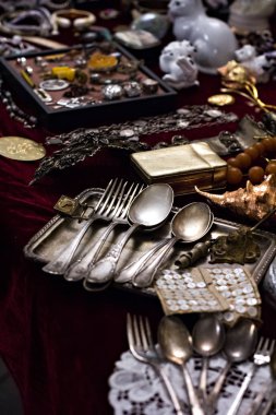 Eski kaşık ve çatal bıçak takımı vintage piyasada. Satılık antika Fuarı