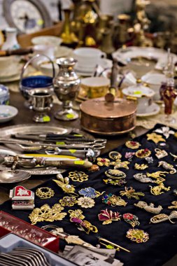 Eski kaşık ve çatal bıçak takımı vintage piyasada. Satılık antika Fuarı