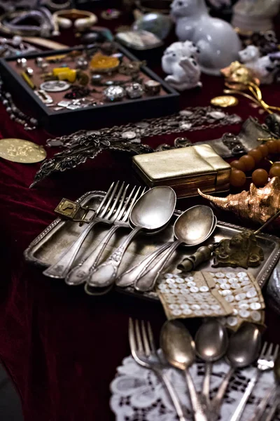 Eski kaşık ve çatal bıçak takımı vintage piyasada. Satılık antika Fuarı
