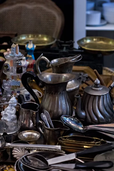 Eski kaşık ve çatal bıçak takımı vintage piyasada. Satılık antika Fuarı