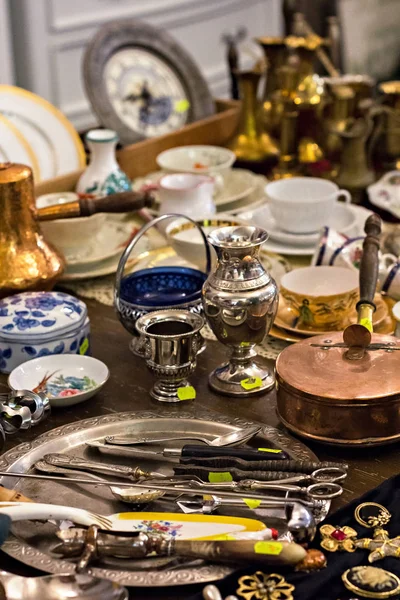 Alte Löffel und Besteck auf dem Jahrmarkt. Verkauf von Antiquitäten auf der Messe — Stockfoto