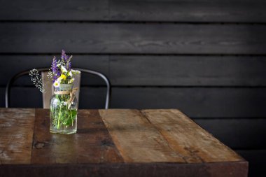 Masada kır çiçekleri buketi. 