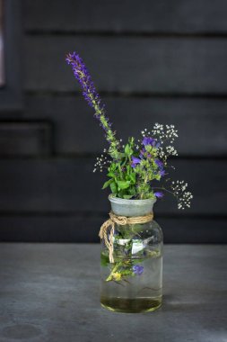 Masada kır çiçekleri buketi. 
