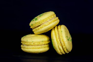Siyah bir arka plan üzerinde klasik Fransızca macaroons