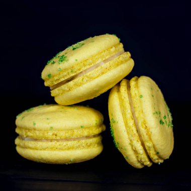 Siyah bir arka plan üzerinde klasik Fransızca macaroons