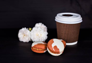 Siyah bir arka plan üzerinde klasik Fransızca macaroons