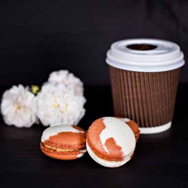 Siyah bir arka plan üzerinde klasik Fransızca macaroons