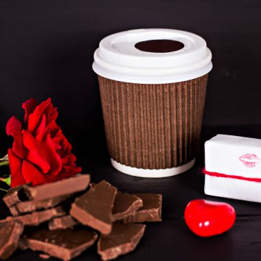 Bir bardak kahve, çikolata, kırmızı bir gül, bir hediye. 