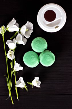 Siyah bir arka plan üzerinde klasik Fransızca macaroons